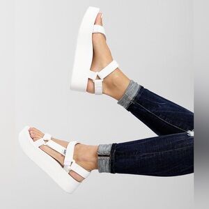 TEVA Flatform Universal Sandal in white size 6
